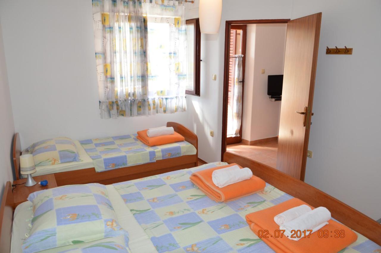 Apartments And Rooms By The Sea Jakisnica, Pag - 4160 ルン エクステリア 写真