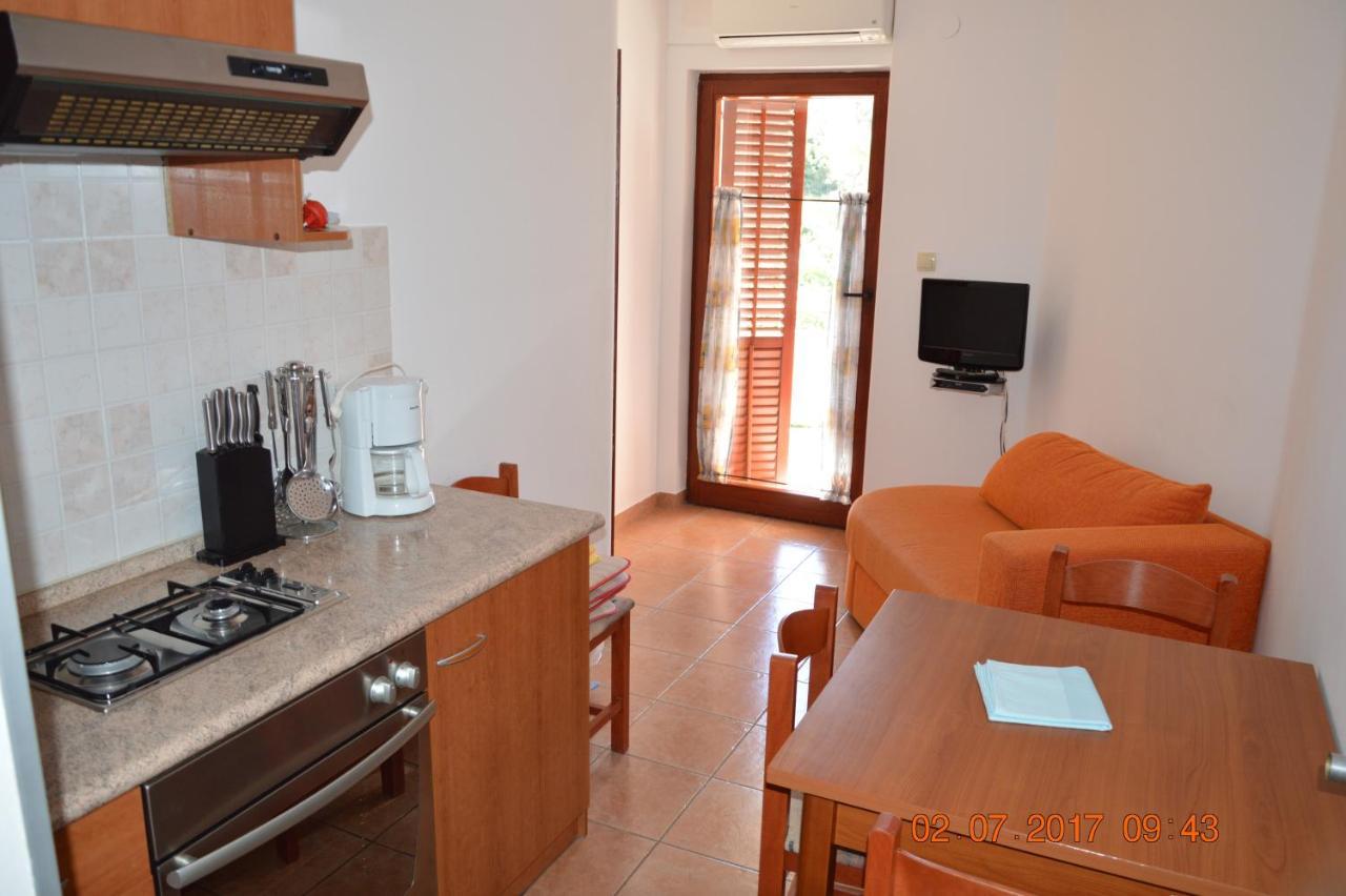 Apartments And Rooms By The Sea Jakisnica, Pag - 4160 ルン エクステリア 写真