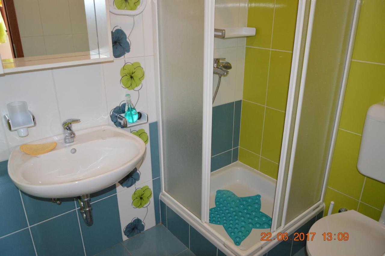 Apartments And Rooms By The Sea Jakisnica, Pag - 4160 ルン エクステリア 写真
